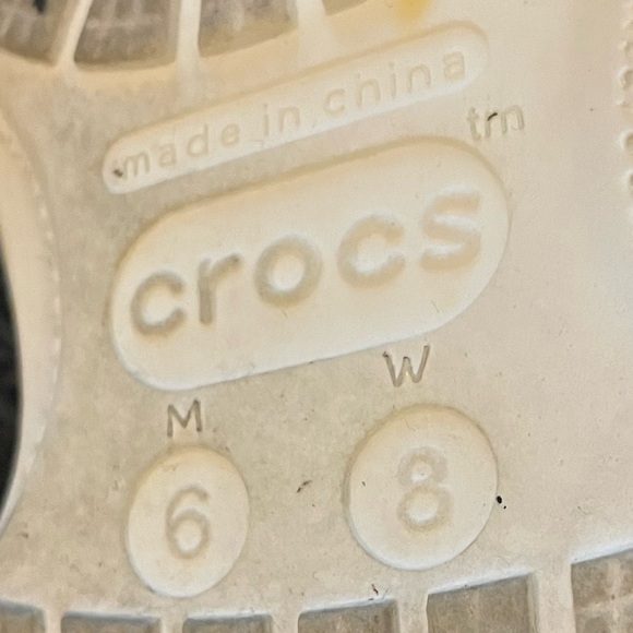 Crocs Squishmallows Classic Clogs with a multi-color print 8 Womens - Picture 4 of 4